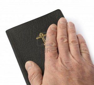 Juramant-cu-mana-pe-Biblie